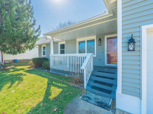 1007 W Countryside Lane