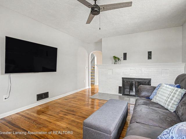 1009 N Waverly Road