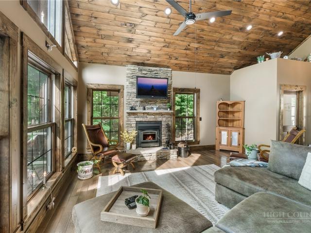 1009 Larkspur Trail