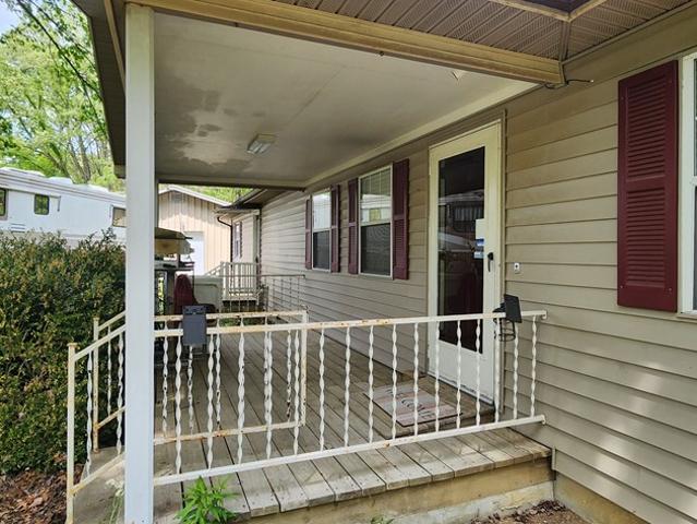 1009 Roysden Rd