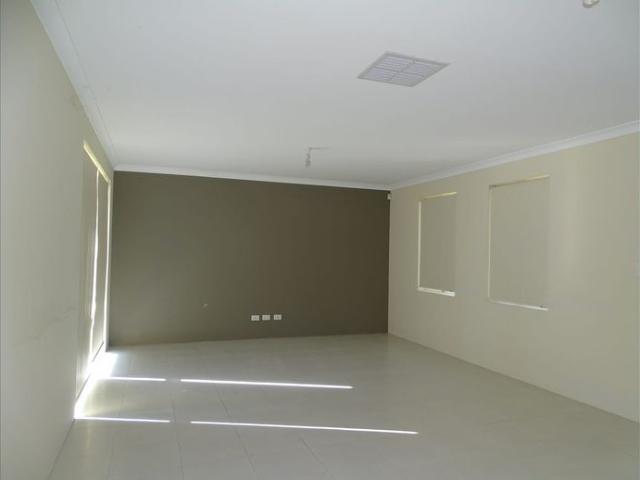 $1000.00per week Fully furnished MODERN 5 BEDROOM 3 BATHROOMS UNIT CLOSE TO CURTAIN UNIVERSITY!