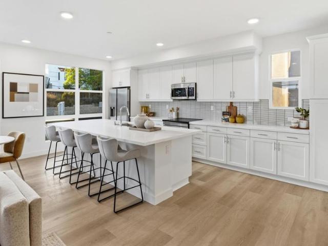 1001 32nd St 4