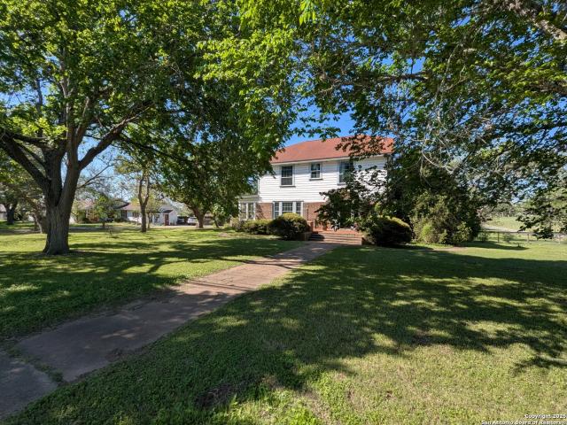 1002 E Gonzales St, Yoakum, TX 77995 | MLS #1918