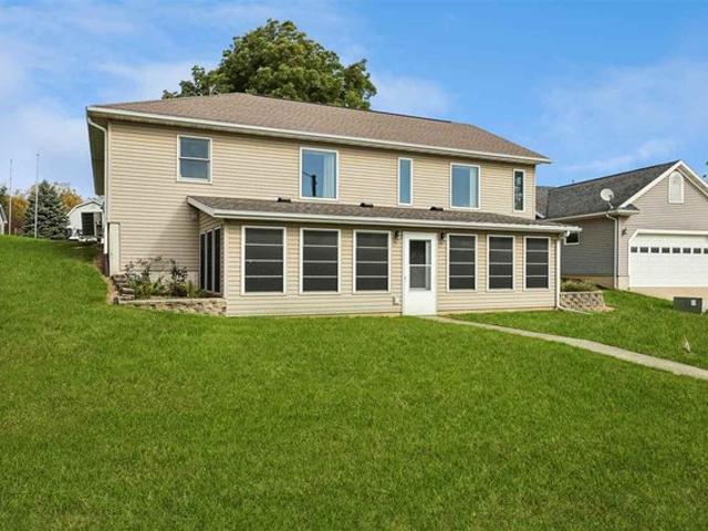 100 Court St, Victor, IA 52347