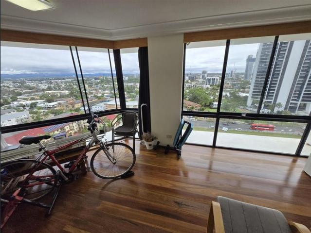 100 m2 3 bedroom Central Surfers Paradise unit