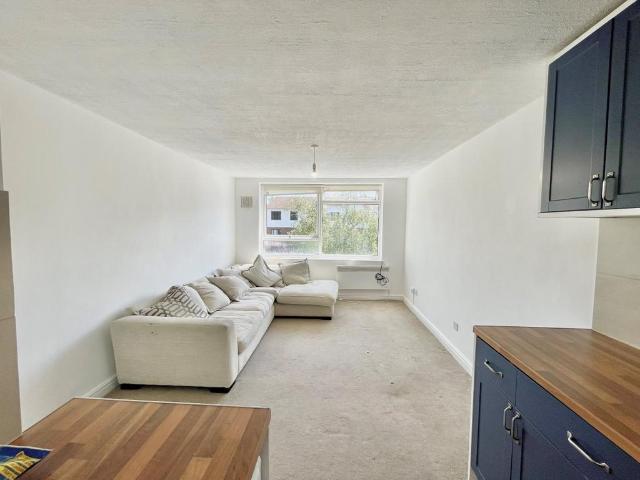 100 Station Road, Barnet 1 bed flat to rent £1,550 pcm £358 pw