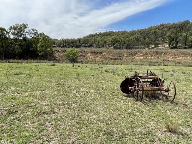 100ACRE LIFESTYLE LOT WITH POWER AND CREEK FRONTAGE