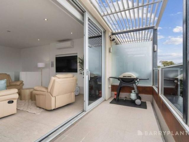 100m to Beach with Bay Views