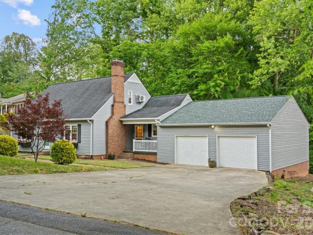 1014 Bramblewood Court NE