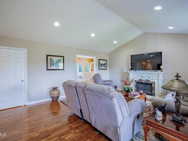 1015 Cedar Hills Drive