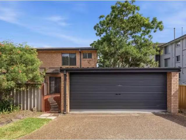 10/15 Lynn Avenue, Point Frederick Townhouse for rent Listed.
