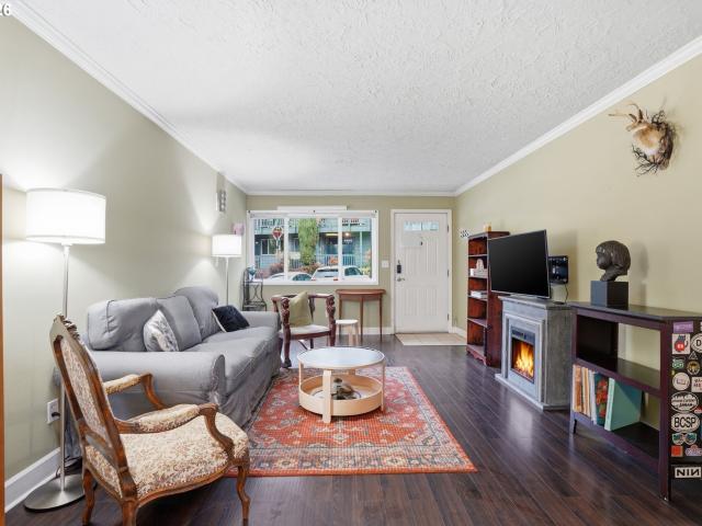 1015 sw bertha blvd # 4