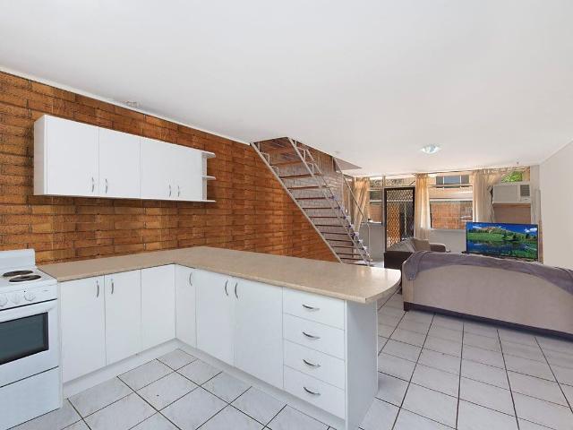 10/15 17 George Avenue Broadbeach, QLD 4218