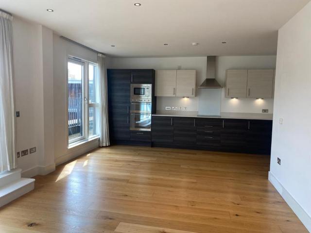 10/16 Brandfield Street, EDINBURGH 3 bed flat to rent £1,995 pcm £460 pw