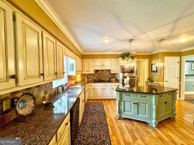 1018 Riverside Drive