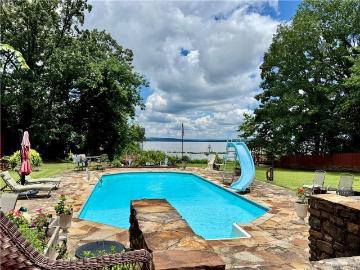 10109 White Oak Lane
