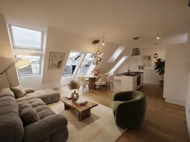 1010! Modernes Wohnen über den Dächern der Innenstadt! Klimatisierte 5 Zimmer DG Maisonette mit grosszügiger Terrasse, 3 Bädern und 3 Wcs!