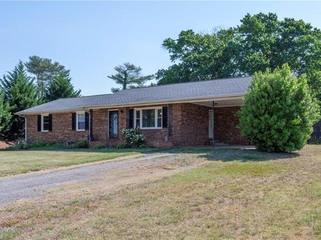 1012H E Renegar Dr, Yadkinville, NC 27055