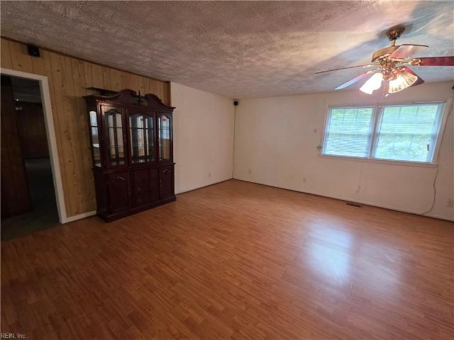 101 Giles LN