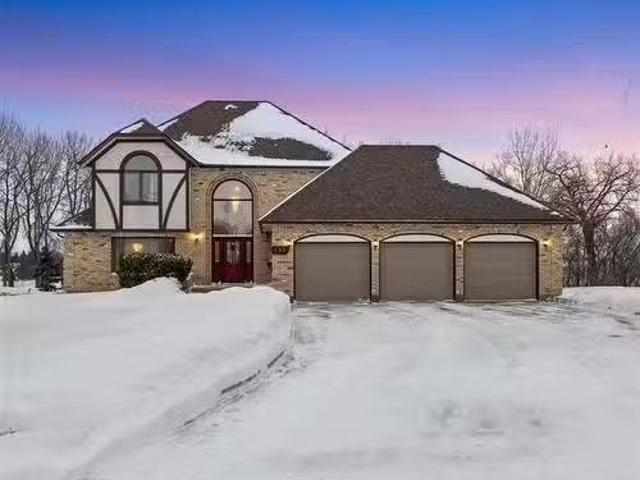 101 Diane Dr, West St Paul, MB, R4A 1A7 Luxury House for sal.