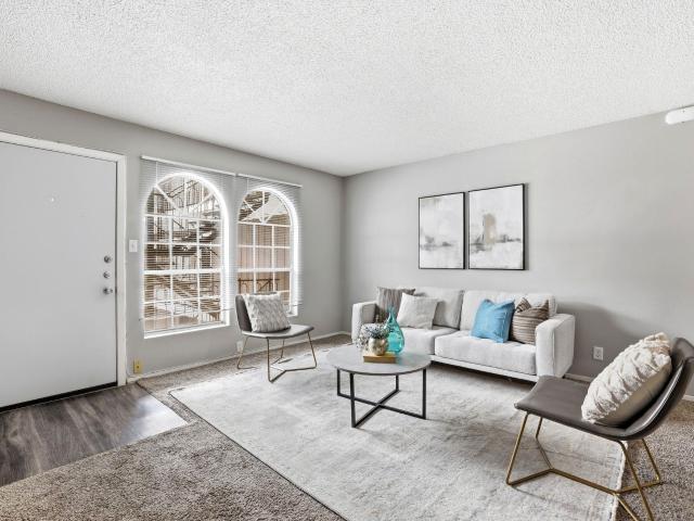 101 E 33rd St # 208