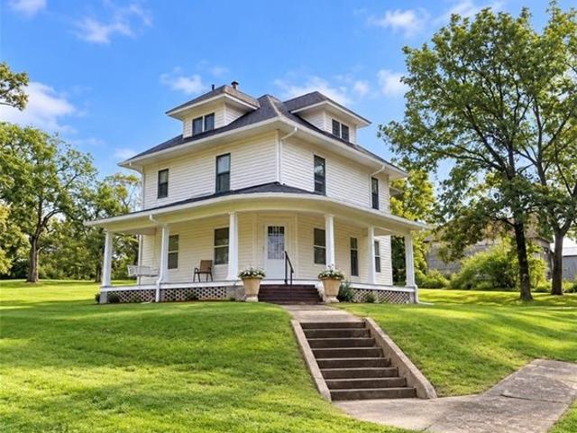 101 S 9th St, Hopkins, MO 64461