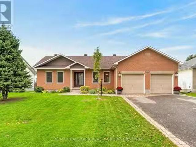 101 Queen Charlotte Street, Ottawa, ON, K0A 2Z0 house for sa.