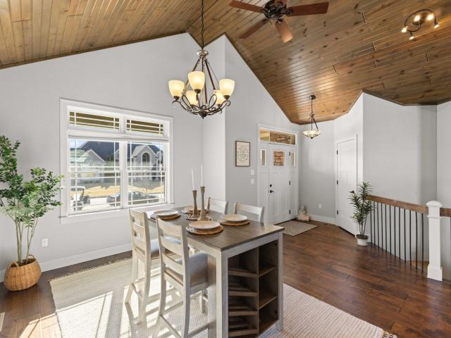 1024 Fountain View Dr, Pella, IA