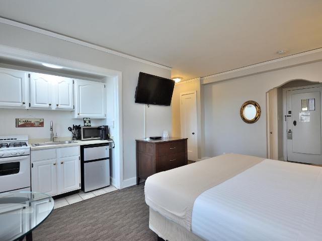 1028 E Juneau Ave, Unit 412