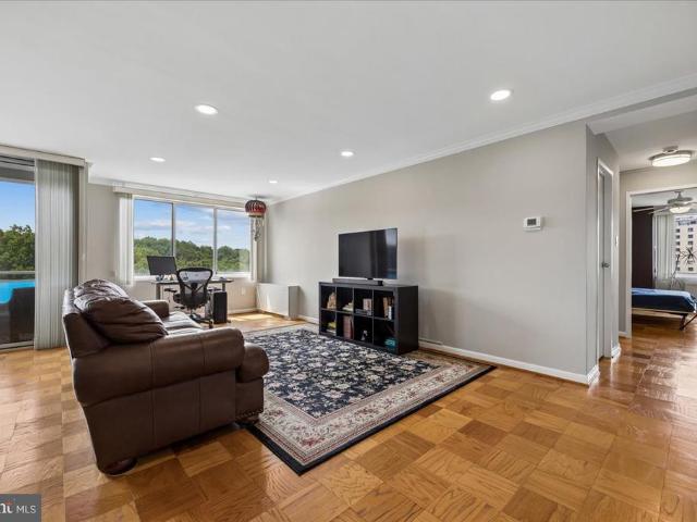 10201 Grosvenor Place # 1009