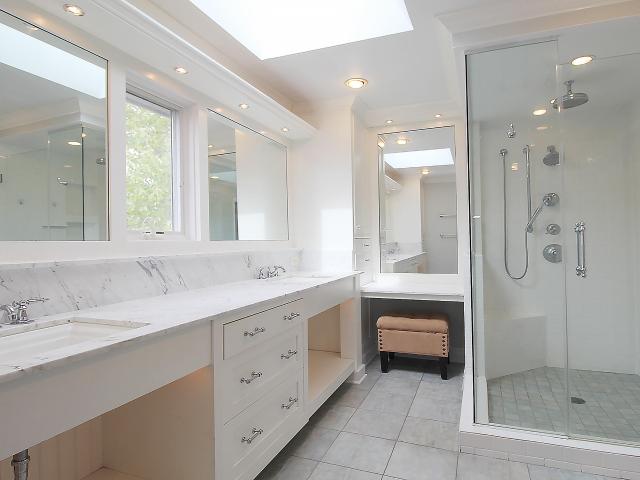 10205 N Kenilworth Cir