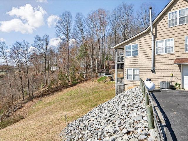 1020 Eastridge Dr, Byrdstown, TN