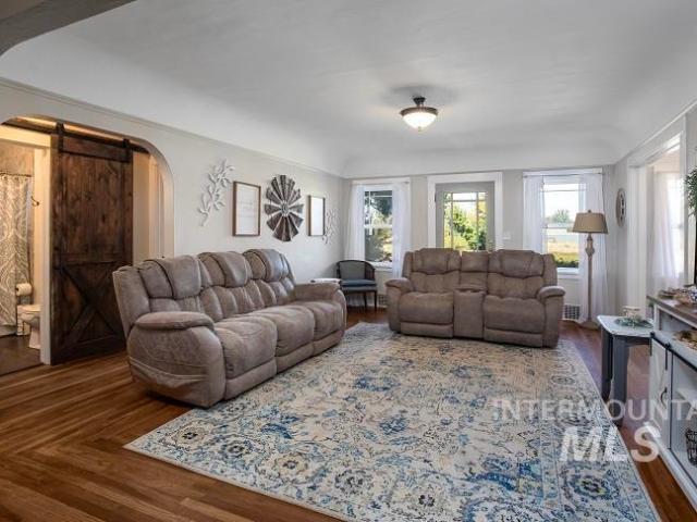 1021 W Idaho Blvd