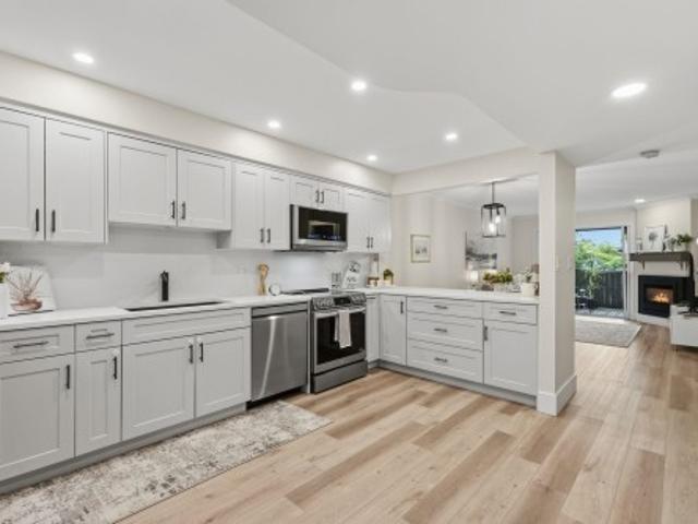 102 1 Bowser Avenue, North Vancouver, BC, V7P 2Y3 townhouse for sale | Listing ID R3165 | Royal LePage