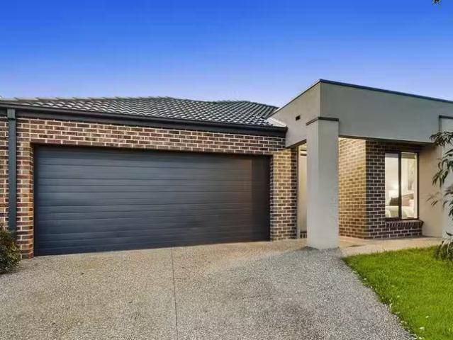 102 Bondi Parade, Point Cook, VIC 3030