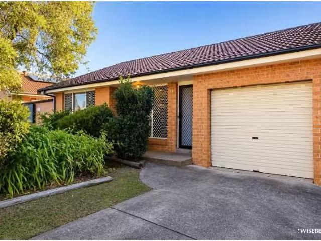 10/2 Bensley Road, Macquarie Fields House for rent Listed by.