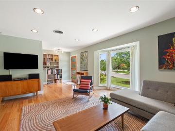 102 E Crestland Dr