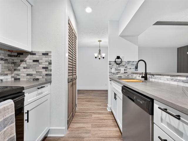 102 E Lakeview Terrace
