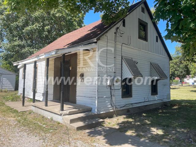 102 Elmwood, 3 beds, 1 full bath