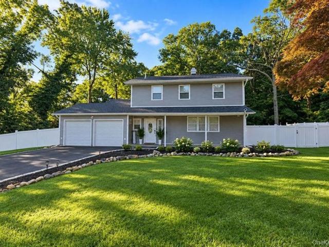 102 Patchogue Dr, Rocky Point, NY 11778