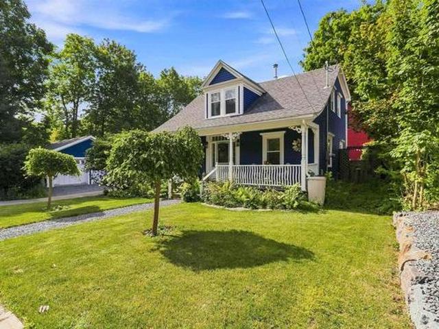 102 Pleasant Street, Mahone Bay, NS, B0J 2E0 house for sale | Listing ID 202623 | Royal LePage