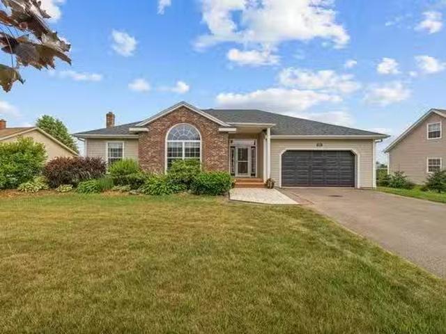 102 Primrose Drive, Cornwall, PE, C0A 1H4 house for sale Li.