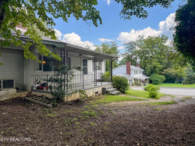 102 W Farragut Rd