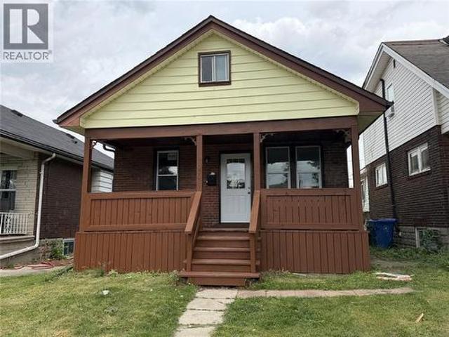 1030 Oak Street, Windsor, ON, N9A 5G4 house for sale | Listing ID 26014 | Royal LePage