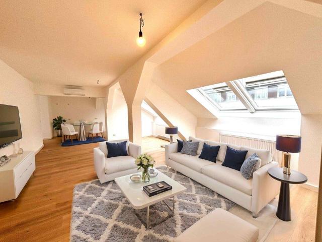 1030! Generalsaniertes, schönes 3 Zimmer DG mit Terrasse und 2 Bädern alles auf einer Ebene!