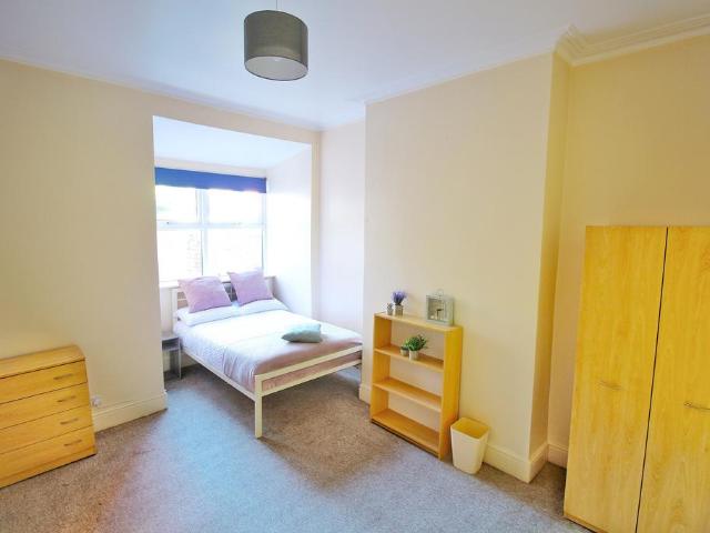 103 Carholme Road, Lincoln. 1 bed in a house share to rent £435 pcm £100 pw