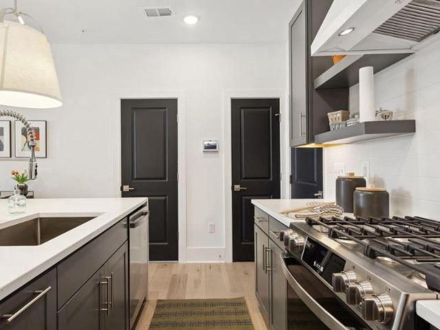 103A E Cromwell # LOT 1003