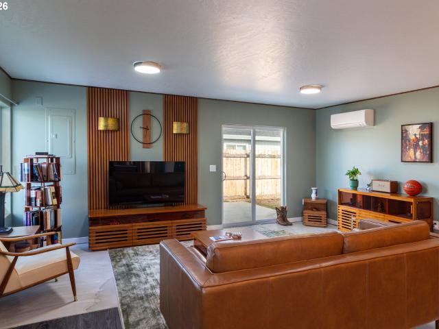 1044 ne emerald dr