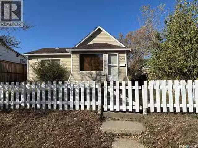 1048 Ominica Street E, Moose Jaw, SK, S6H 0J3 house for sale.