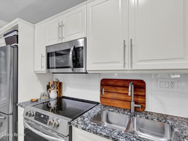 10402 Lakeshore Bluff